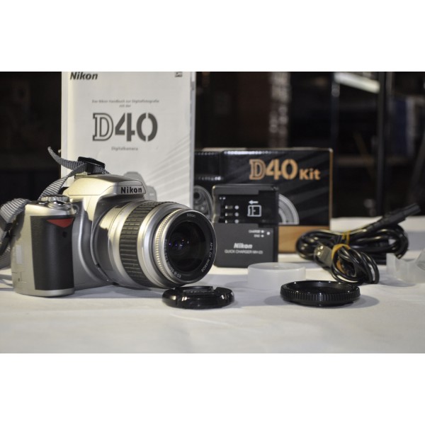 Μεταχειρισμένη ΝΙΚΟΝ SILVER D40+AF-S 18-55 VR (Only 3855 Shots)