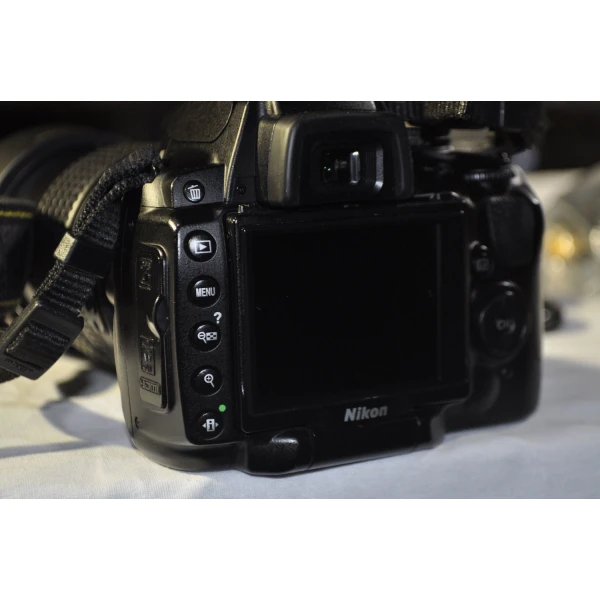 Μεταχειρισμένη NIKON D5000 + 18-105 LENS VR (33547) Μεταχειρισμένη NIKON D5000 + 18-105 LENS VR (33547)